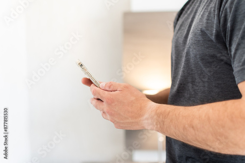 Manos y brazos sosteniendo un teléfono celular 