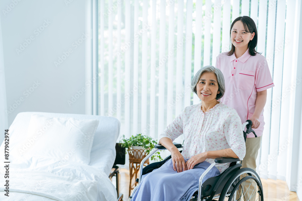 介護施設で暮らすシニア女性と若い介護士