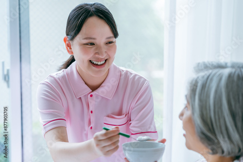 Fotografie 介護施設で暮らすシニア女性と若い介護士