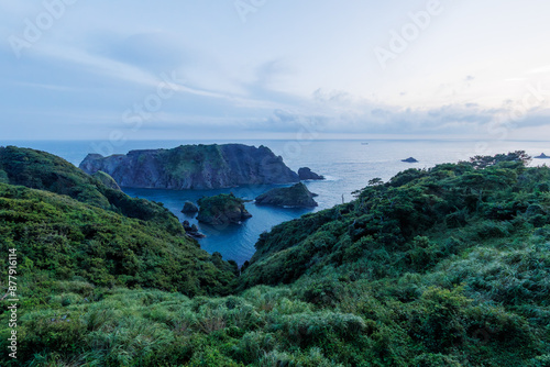 岬の展望台から見下ろす、黄昏の美しいヒリゾ浜の紺碧の海。日本国静岡県伊豆半島賀茂郡南伊豆町入間あいあい岬。 2024年6月撮影。 