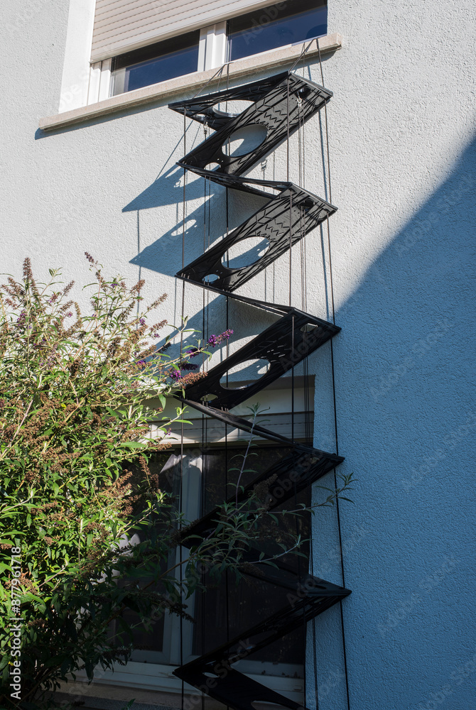 a cat ladder of plastic plates and metal ropes