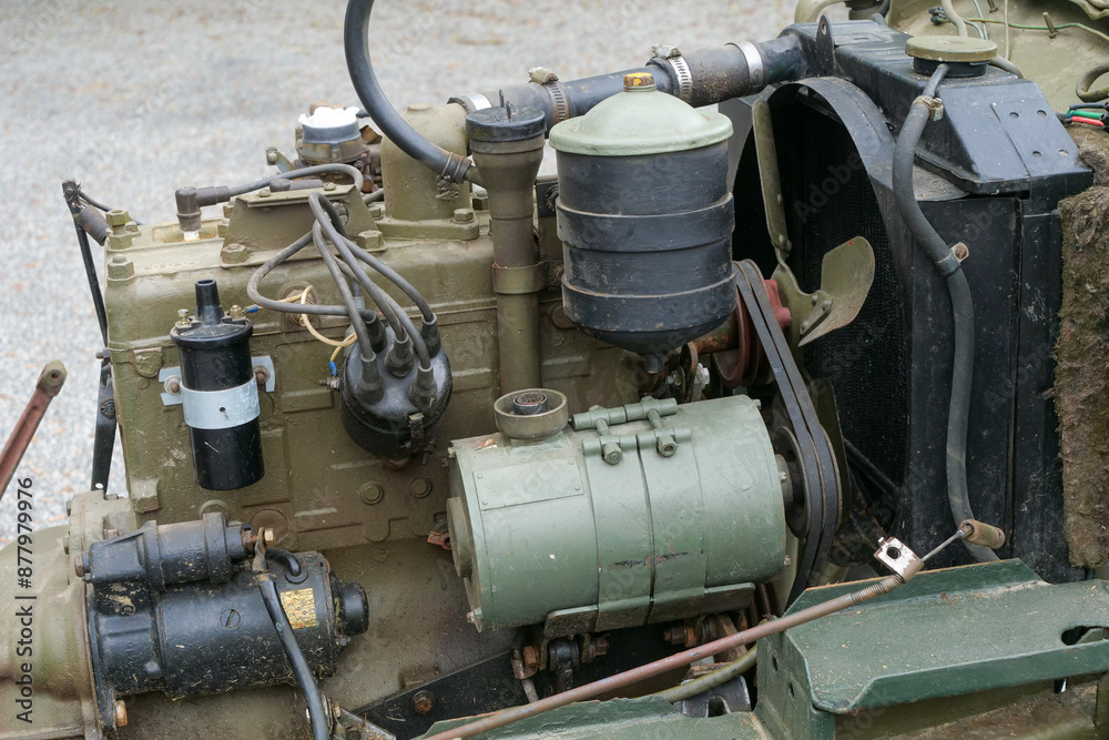 Obraz premium old engine of military vehicle