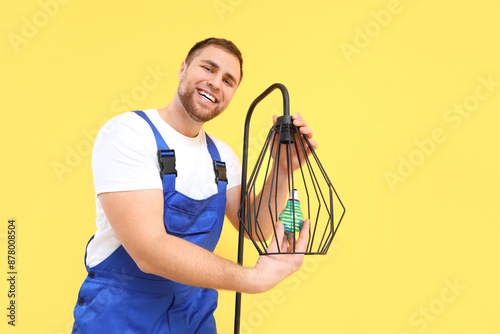 Male electrician changing l...