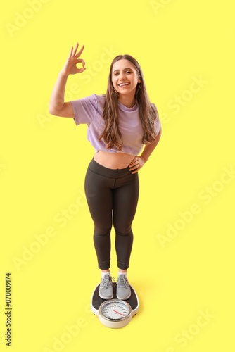 Pretty young woman in sport...