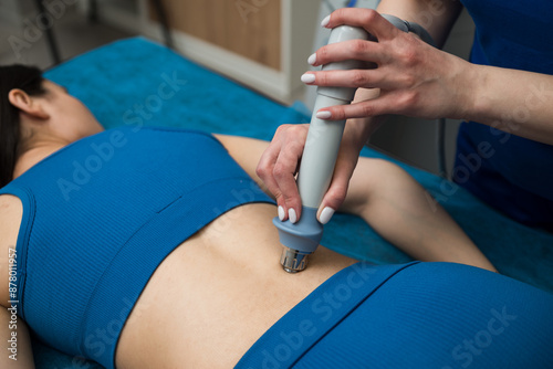 Fotografie ESWT non-invasive treatment to recovery from back injury