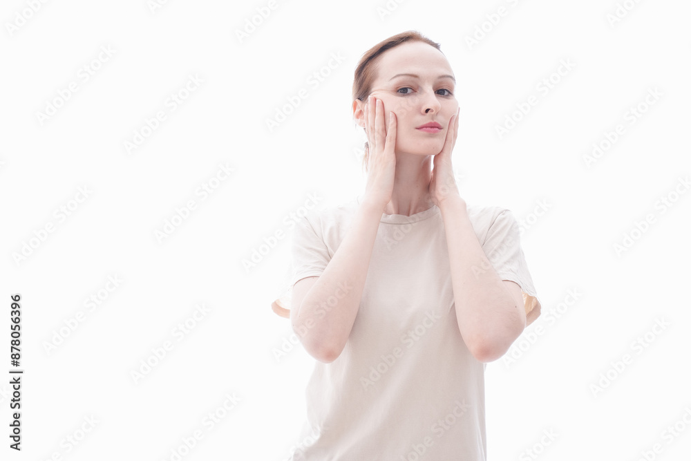 スキンケアをする若い女性