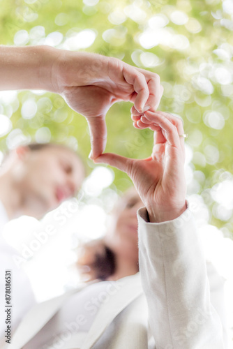 le coeur des amoureux avec les mains contre plongée
