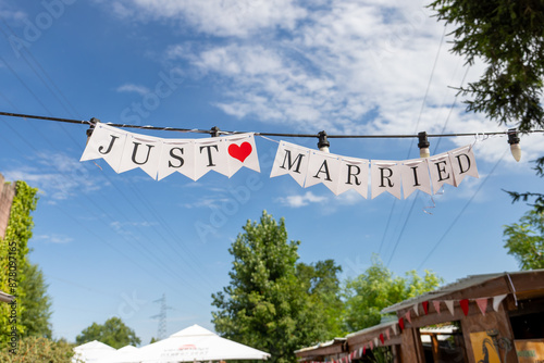 banderole just married sur fond du ciel