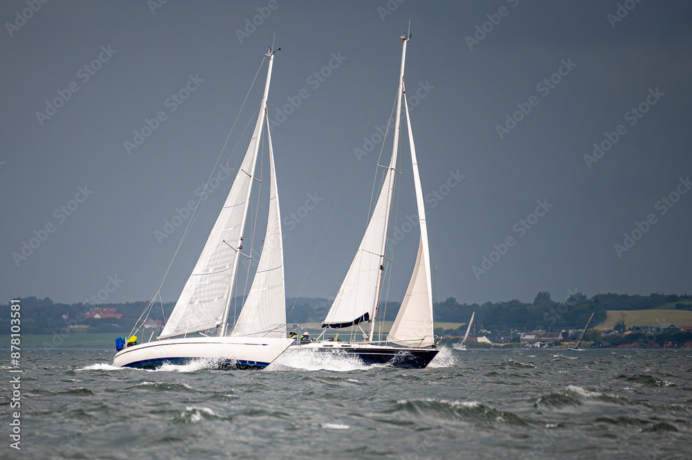 Fototapeta premium 2 Segelyachten hoch am Wind bei einer Regatta