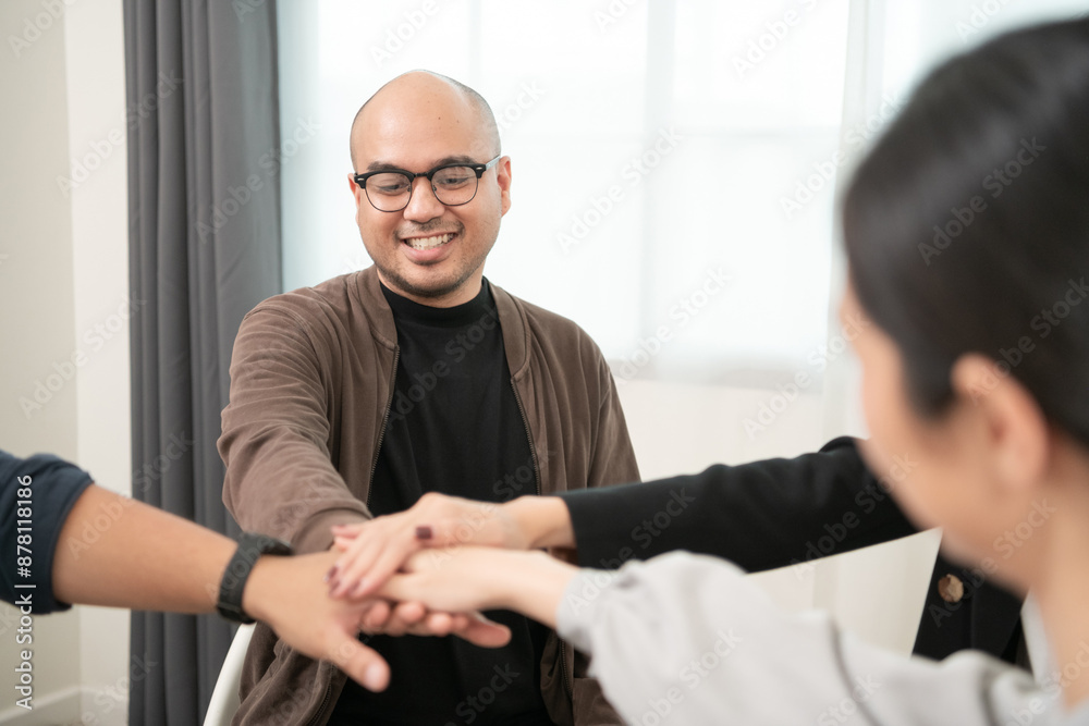 Obraz premium Women and men gather in groups to talk with their therapists and discuss different aspects of their lives, to come up with ideas for support and recovery. Join hands in a circle to unite as one.