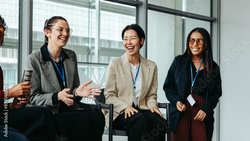 Tableau sur toile Diverse women enjoying group discussion in a bright modern office setting