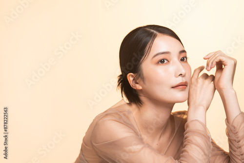 Bild auf Leinwand 美しい女性のポートレート/彼女はベージュのオーガンジーのドレスを着て肘をつき見上げている/上品で優雅