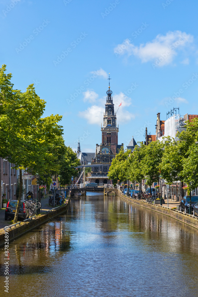 Obraz premium Zijdam canal and historic weighihouse on Waagplein square at Alkmaar