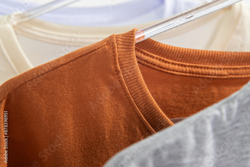 Camiseta de algodão masculina na cor caramelo com gola de ribana canelada pespontada mostrando os detalhes da costura photo
