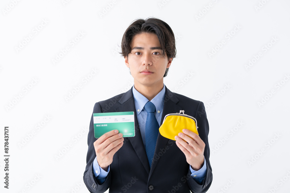財布と通帳を持つ若いビジネスマン 財布と通帳を持つ若いビジネスマン