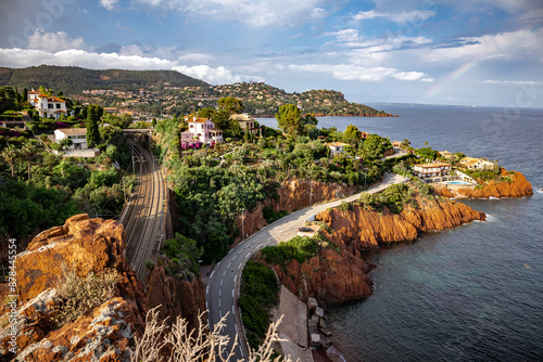 Vue panoramique de la Côte d'Azur à Saint Raphaël et ses villas en bord de mer.