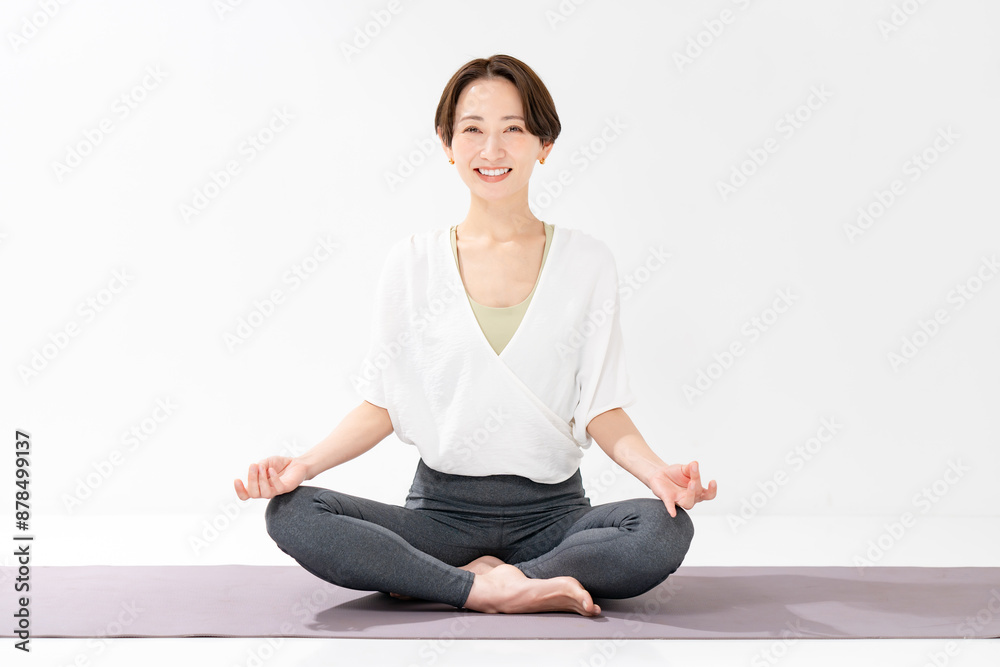 ヨガをする女性 ヨガをする女性
