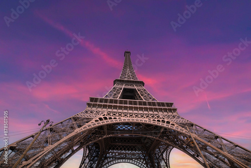 Photography Pink sky over the world famous Eiffel tower at sunset