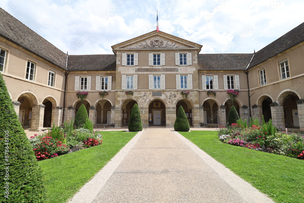 Fototapeta premium La mairie, vue de l'extérieur, ville de Beaune, département de la Côte d'Or, France
