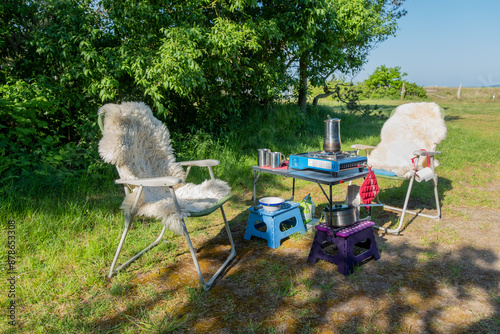 Outdoor-Küche auf einem Klapptisch auf dem Campingplatz 