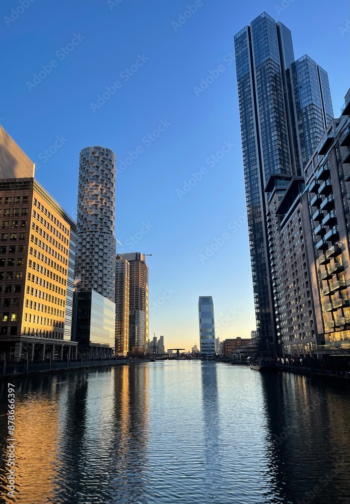 Obraz premium Canary Wharf bridge reflections