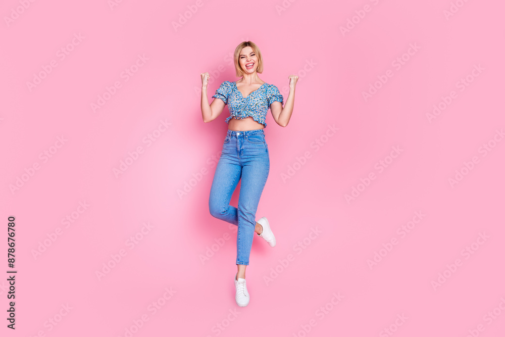 Φωτογραφία Full length photo of girlish lucky lady wear blue blouse jumping high rising fis
