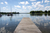 Pomost na plaży w słoneczny dzień Jezioro Lubie Zachodniopomorskie