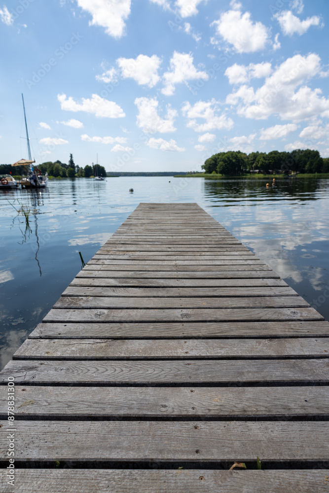 Obraz premium Pomost na plaży w słoneczny dzień Jezioro Lubie Zachodniopomorskie