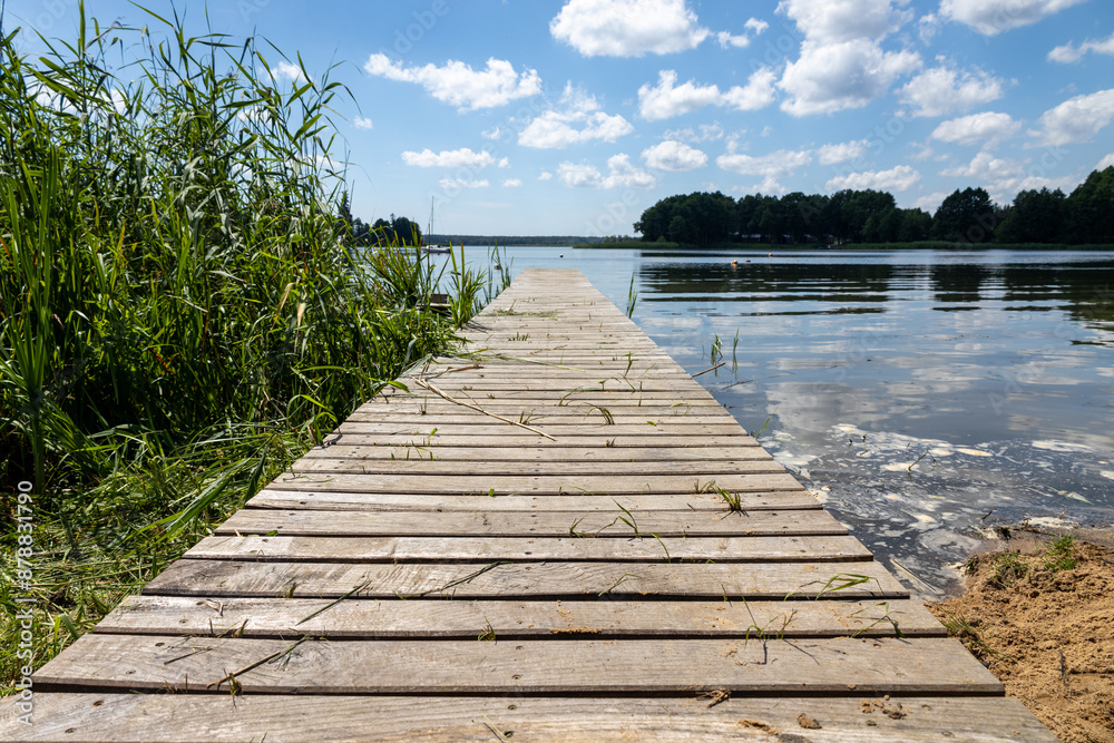 Fototapeta premium Pomost na plaży w słoneczny dzień Jezioro Lubie Zachodniopomorskie