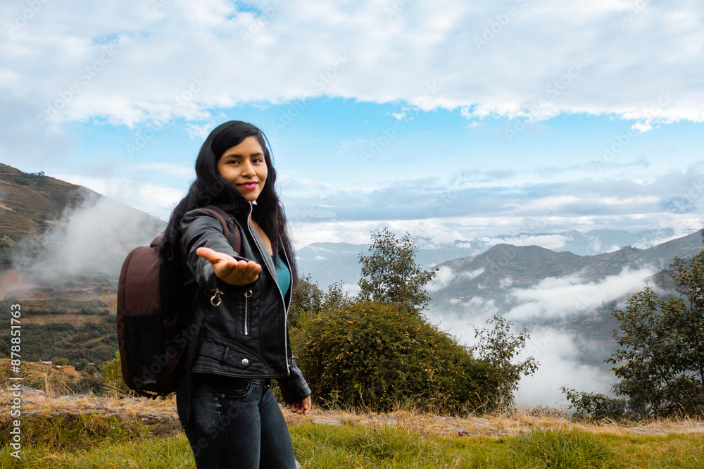 Hermosa foto de una feliz viajera hispana con una mochila en la cima de montañas verdes.cielo dia.Concepto de viaje turismo. Hermosa foto de una feliz viajera hispana con una mochila en la cima de montañas verdes.cielo dia.Concepto de viaje turismo.