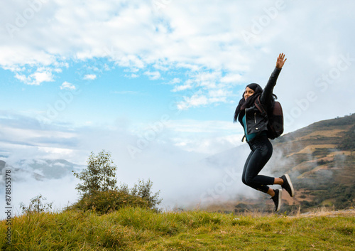 Turista con mochila Saltando a la Aventura Desconocida en la Naturaleza Neblinosa, concepto de éxito en viajes, libertad Aventura en la Niebla, photo