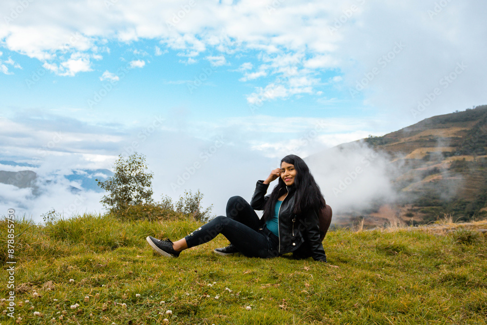Hermosa foto de una feliz viajera hispana con una mochila en la cima de montañas verdes.cielo dia.Concepto de viaje turismo. Hermosa foto de una feliz viajera hispana con una mochila en la cima de montañas verdes.cielo dia.Concepto de viaje turismo.