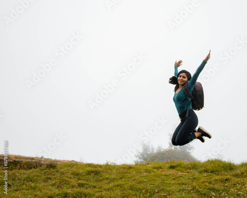 Turista con mochila Saltando a la Aventura Desconocida en la Naturaleza Neblinosa, concepto de éxito en viajes, libertad Aventura en la Niebla, photo