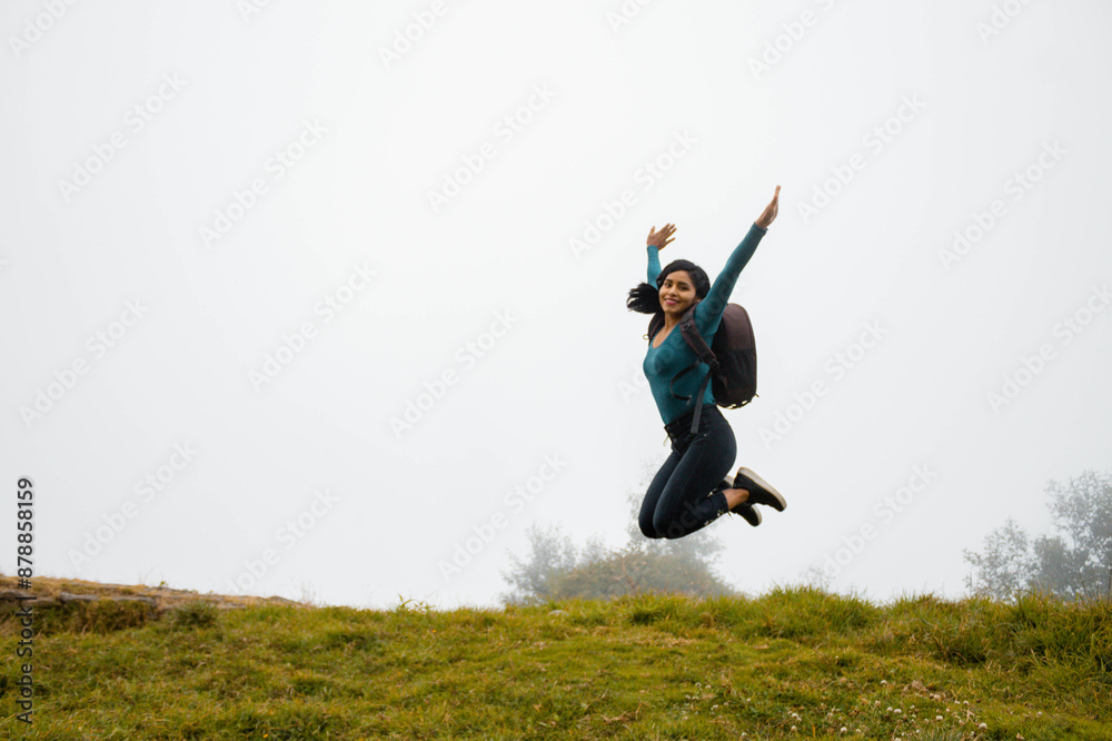 Turista con mochila Saltando a la Aventura Desconocida en la Naturaleza Neblinosa, concepto de éxito en viajes, libertad Aventura en la Niebla, Turista con mochila Saltando a la Aventura Desconocida en la Naturaleza Neblinosa, concepto de éxito en viajes, libertad Aventura en la Niebla,