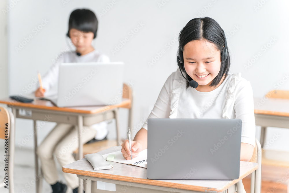 学校の教室・塾でノートパソコンを使った授業をする小学生(勉強・夏期講習)
学校の教室・塾でノートパソコンを使った授業をする小学生(勉強・夏期講習)