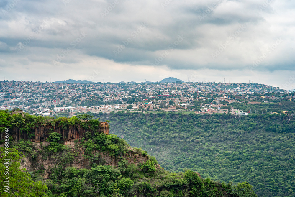 ciudad sobre barranca de huentitan, panoramica, jalisco, montaña, cielo, nubes, naturaleza, madre tierra, valle, ciudad