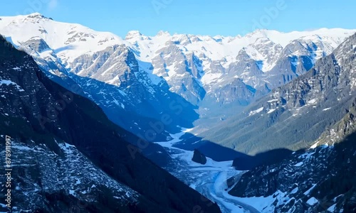 雄大な山々の景色（Majestic mountain views）