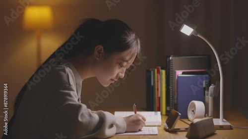 自室にて受験勉強をする女子高生