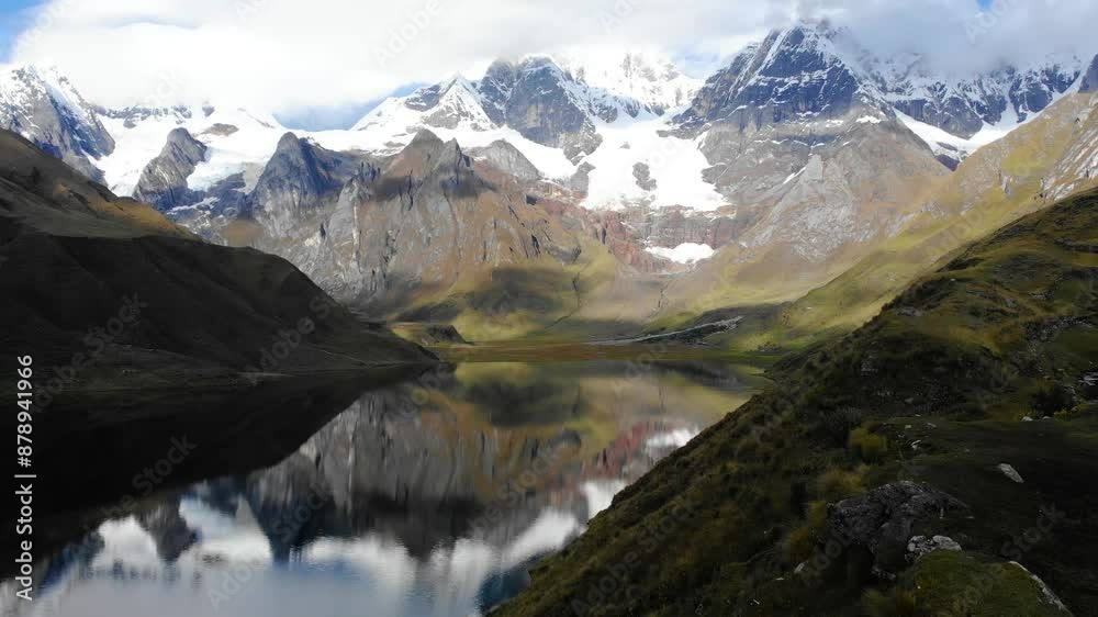vista aérea de la laguna Carhuacocha con una persona con el nevado Yerupajá en la cordillera huayhuash en Huánuco Perú