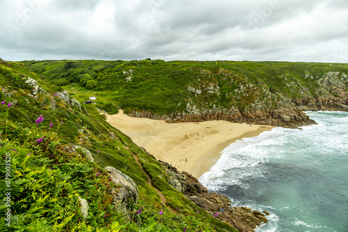 Eine kleine Entdeckungstour am Strand von Porthcurno Beach zum wunderschönen Minack Theatre  - Cornwall - Vereinigtes Königreich photo