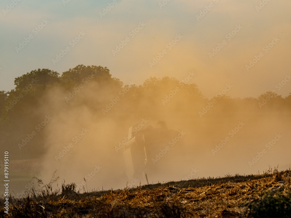 Mähdrescher bei der Arbeit auf dem Feld Mähdrescher bei der Arbeit auf dem Feld