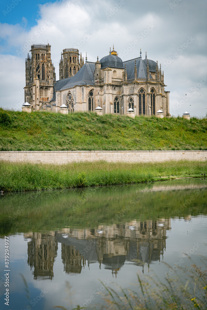 Obraz premium Distant view of the Cathedral of Toul with the river Moselle