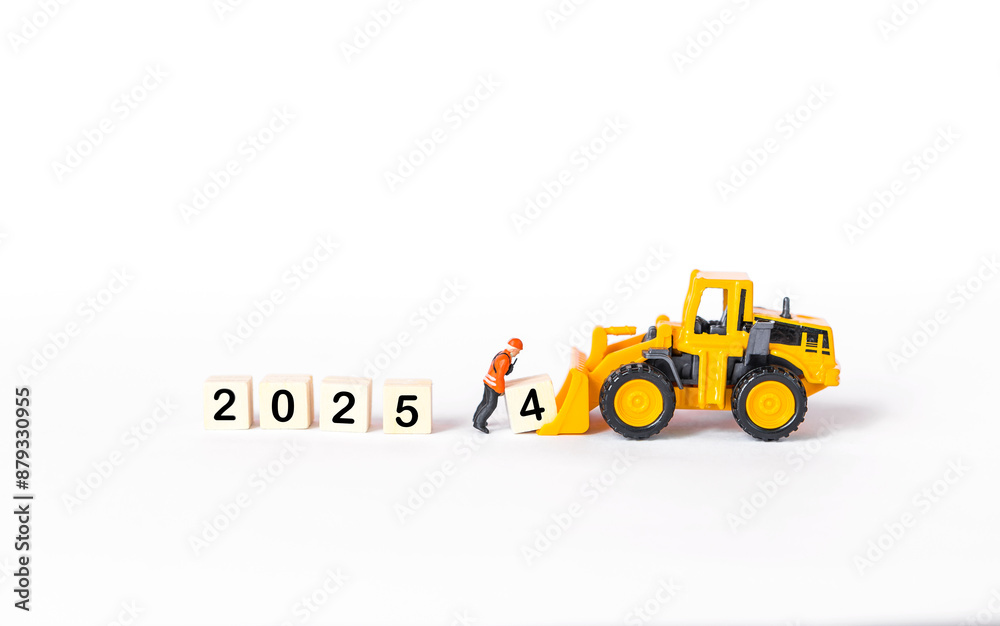 Naklejka premium Miniature worker with wooden cube isolate on white background, happy new year 2025 