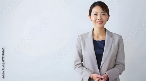 30代から40代の日本人女性がスーツを着ているポートレート