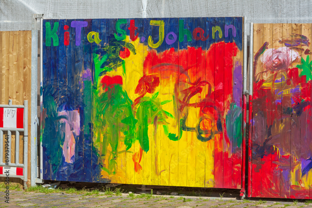 Fototapeta premium Bunt bemalter Bauzaun, Deutschland