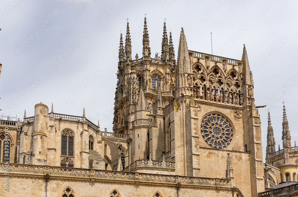 Fototapeta premium Majestic Gothic Cathedral of Burgos: Detailed Rose Window and Pinnacles.