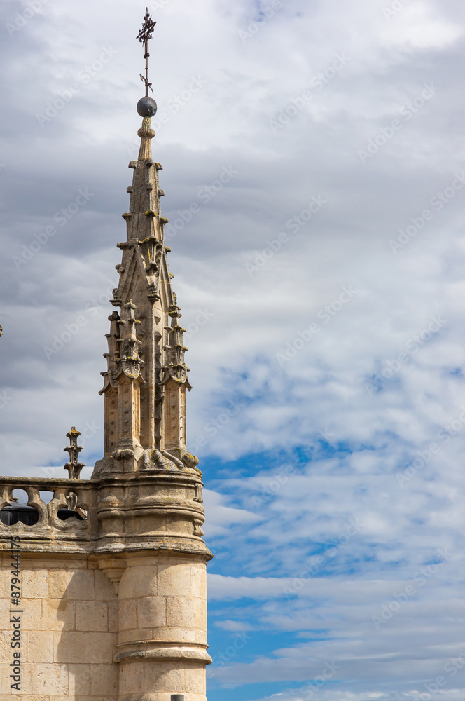 Obraz premium Gothic pinnacle: sublime detail of Burgos Cathedral under a cloudy sky.