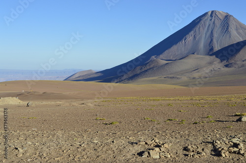 Vista do Deserto de Atacama com vulcão photo