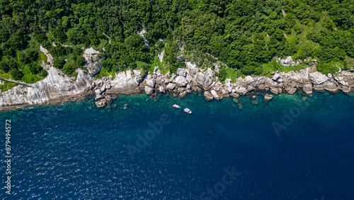 Costão de uma ilha no oceano / Coast of an island in the ocean  photo