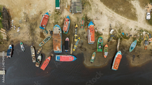 Canoas tradicionais dos pescadores artesanais / Traditional canoes of artisanal fishermen